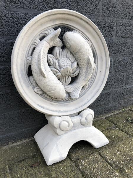 Grote foto koi karper vijver ornament vol steen mooi aan de waterkant. tuin en terras tuindecoratie