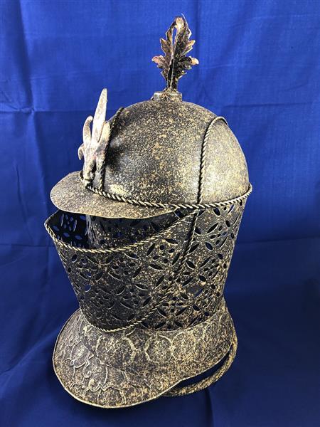 Grote foto een prachtige metalen messing ridderhelm op standaard. tuin en terras tuindecoratie