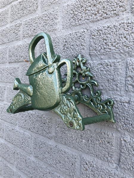 Grote foto slanghouder gieter gietijzer groen tuin en terras tuindecoratie