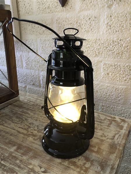 Grote foto een antiek uitziende olie storm lamp metaal zwart met led verlichting. tuin en terras verlichting
