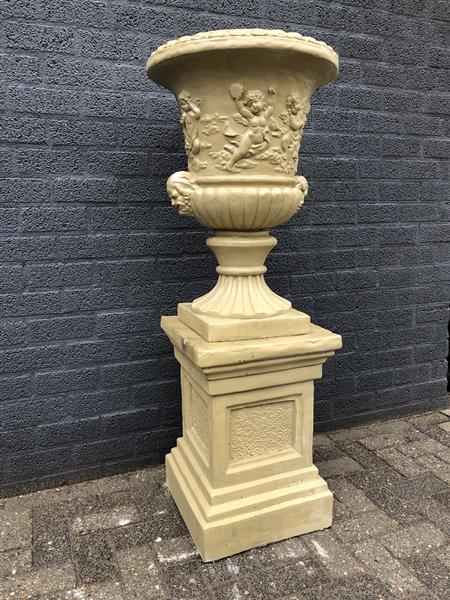 Grote foto zeer opvallende en zware bloempot vaas op forse sokkel uit vol steen zandgelb met engelen. tuin en terras overige tuin en terras