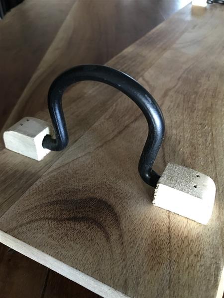 Grote foto rustieke snijplank keukenplank gemaakt van massief hout dienblad met metalen handvaten huis en inrichting woningdecoratie