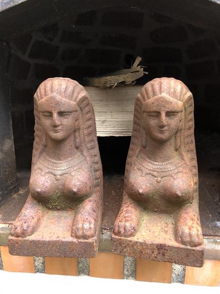 Grote foto set gietijzeren haardblokken met sfinx afbeelding mooi zwaar huis en inrichting kachels en openhaarden