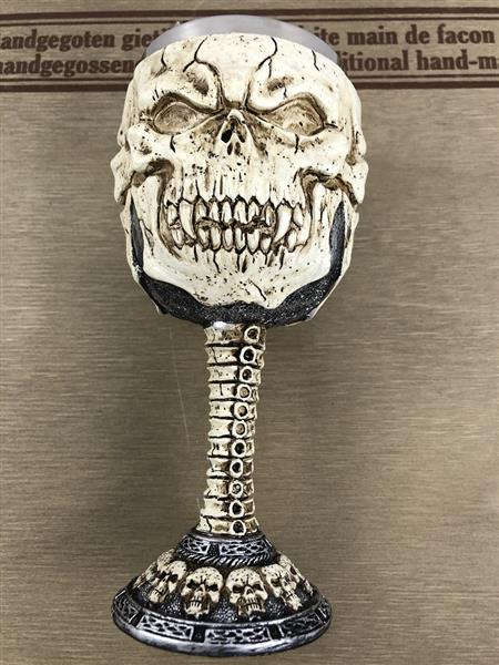 Grote foto prachtige kelk met doodskop tafereel en metalen drankbeker. huis en inrichting woningdecoratie