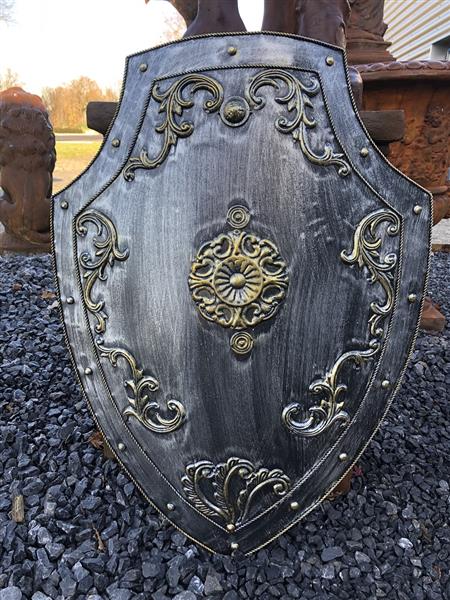 Grote foto prachtig mooi metalen schild met messing gekleurde ornamenten kasteelstijl geweldig. huis en inrichting woningdecoratie