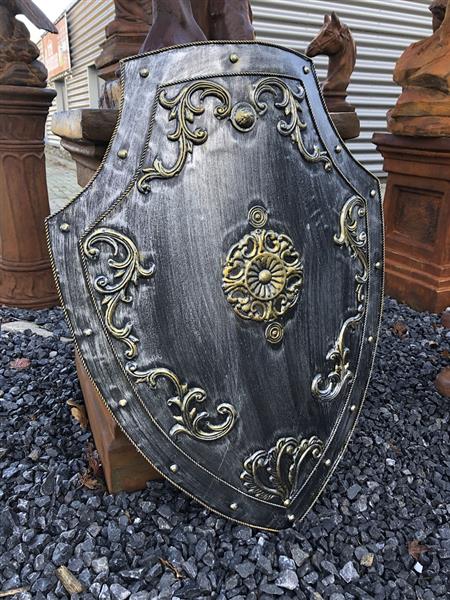 Grote foto prachtig mooi metalen schild met messing gekleurde ornamenten kasteelstijl geweldig. huis en inrichting woningdecoratie