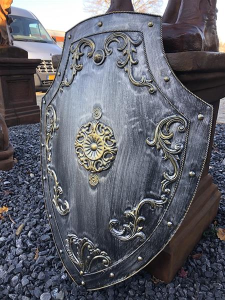 Grote foto prachtig mooi metalen schild met messing gekleurde ornamenten kasteelstijl geweldig. huis en inrichting woningdecoratie