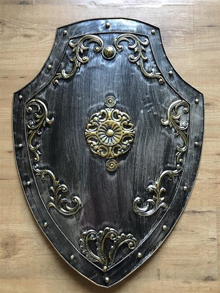 Grote foto prachtig mooi metalen schild met messing gekleurde ornamenten kasteelstijl geweldig. huis en inrichting woningdecoratie