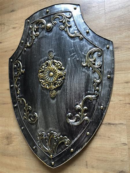 Grote foto prachtig mooi metalen schild met messing gekleurde ornamenten kasteelstijl geweldig. huis en inrichting woningdecoratie