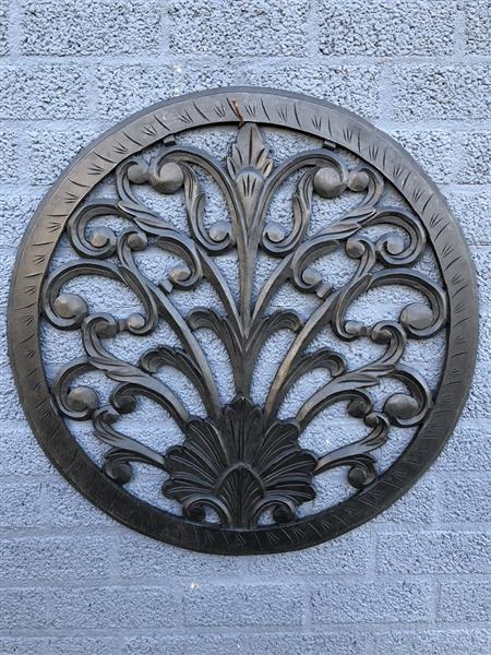 Grote foto wandornament rond sier gesneden zwart bruin. tuin en terras tuindecoratie