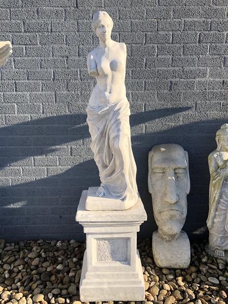 Grote foto prachtig stenen beeld van venus van milo op sokkel een bekend en fraai beeld. tuin en terras tuindecoratie