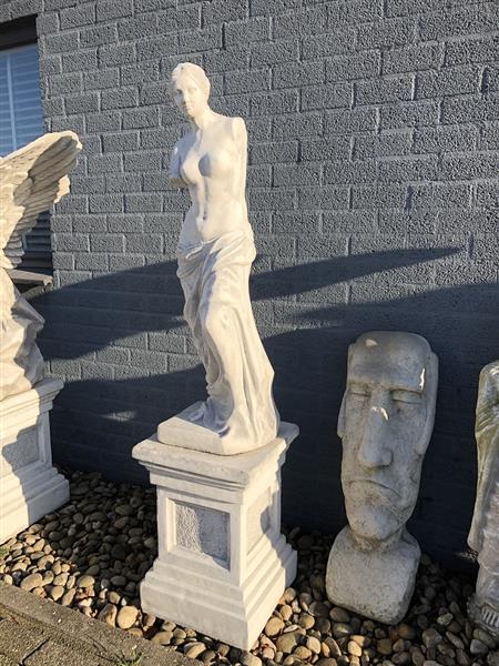 Grote foto prachtig stenen beeld van venus van milo op sokkel een bekend en fraai beeld. tuin en terras tuindecoratie