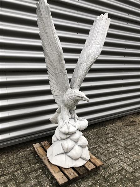 Grote foto werkelijk facinerend massief gegoten stenen beeld van een adelaar die wil opvliegen fraai tuin en terras tuindecoratie