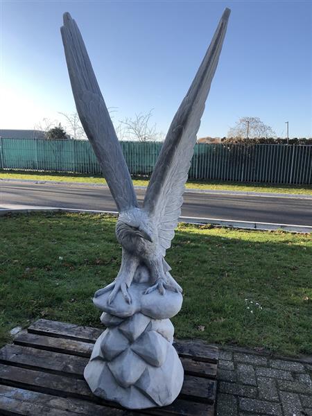 Grote foto werkelijk facinerend massief gegoten stenen beeld van een adelaar die wil opvliegen fraai tuin en terras tuindecoratie