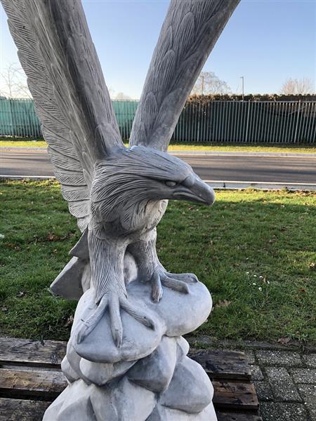 Grote foto werkelijk facinerend massief gegoten stenen beeld van een adelaar die wil opvliegen fraai tuin en terras tuindecoratie