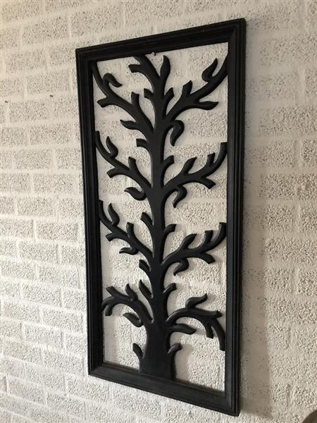 Grote foto prachtig wandornament koloniaal hout gesneden boom bruin zwart zeer fraai. tuin en terras tuindecoratie