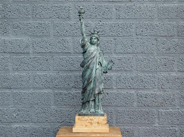 Grote foto een bronzen beeld sculptuur van the statue of liberty tuin en terras tuindecoratie
