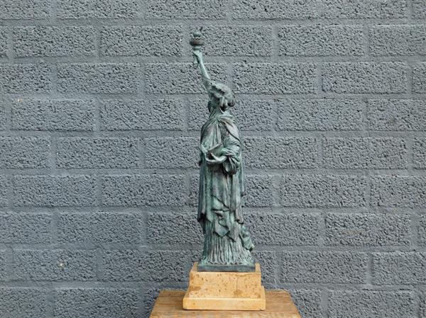 Grote foto een bronzen beeld sculptuur van the statue of liberty tuin en terras tuindecoratie