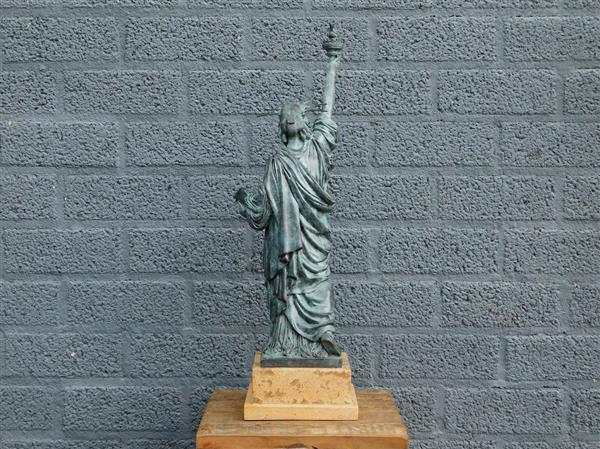 Grote foto een bronzen beeld sculptuur van the statue of liberty tuin en terras tuindecoratie