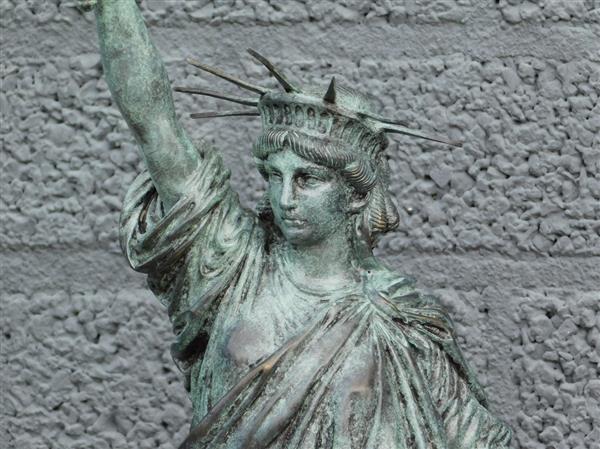 Grote foto een bronzen beeld sculptuur van the statue of liberty tuin en terras tuindecoratie