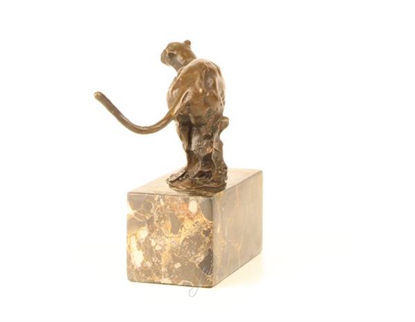 Grote foto een bronzen beeld sculptuur van een rennende poema tuin en terras tuindecoratie