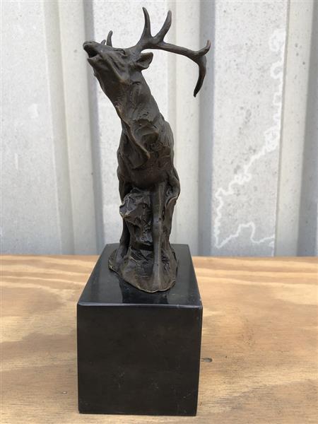 Grote foto een bronzen beeld sculptuur van een hert tuin en terras tuindecoratie