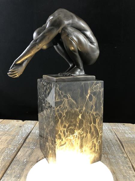 Grote foto een bronzen beeld sculptuur van een duikende man the dive tuin en terras tuindecoratie
