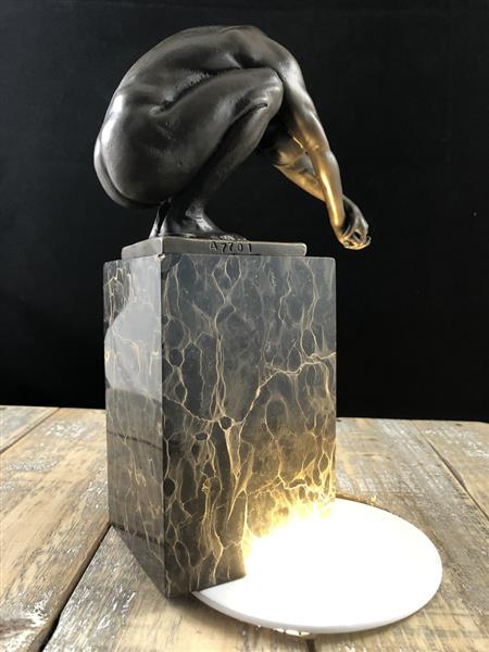 Grote foto een bronzen beeld sculptuur van een duikende man the dive tuin en terras tuindecoratie