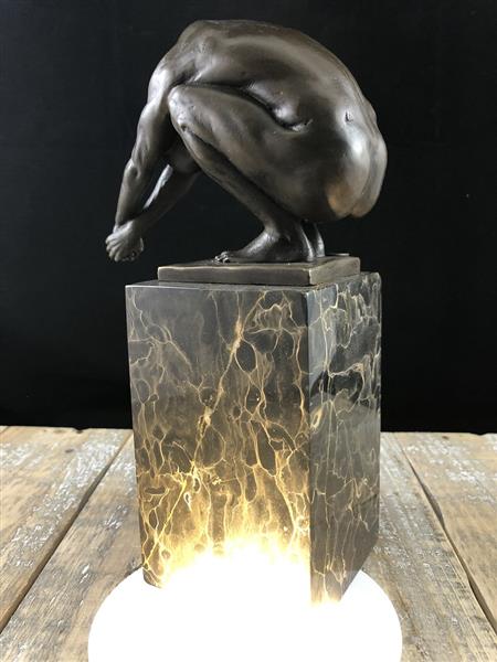 Grote foto een bronzen beeld sculptuur van een duikende man the dive tuin en terras tuindecoratie