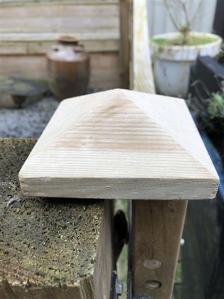 Grote foto paal cover piramide hout 10 x 10. tuin en terras hekken en schuttingen