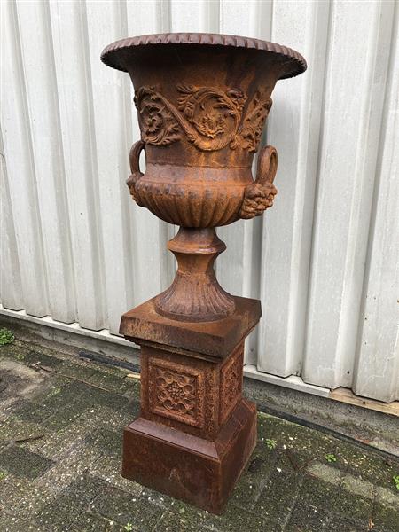 Grote foto zware gietijzeren tuinvaas gietijzer op gietijzeren sokkel zeer fraai en prachtig ontwerp. tuin en terras overige tuin en terras
