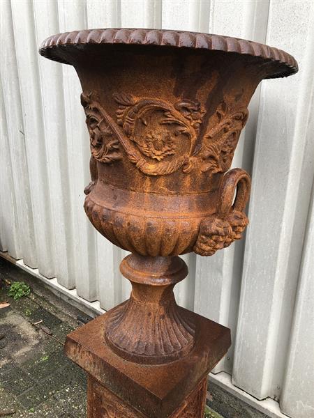 Grote foto zware gietijzeren tuinvaas gietijzer op gietijzeren sokkel zeer fraai en prachtig ontwerp. tuin en terras overige tuin en terras