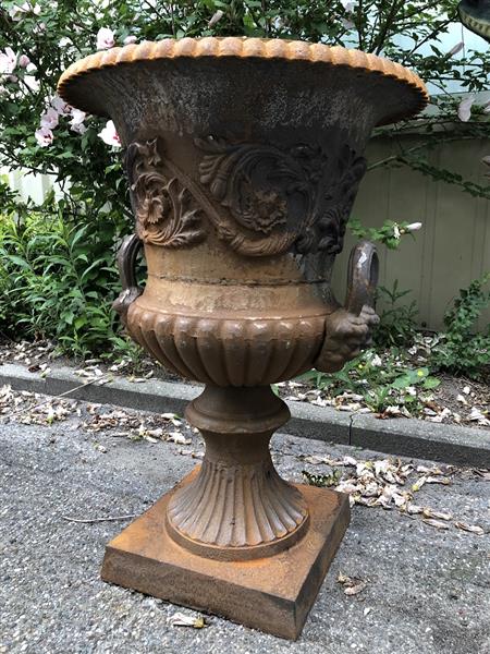 Grote foto zware gietijzeren tuinvaas gietijzer op gietijzeren sokkel zeer fraai en prachtig ontwerp. tuin en terras overige tuin en terras