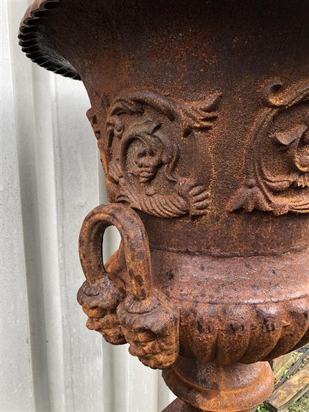 Grote foto zware gietijzeren tuinvaas gietijzer op gietijzeren sokkel zeer fraai en prachtig ontwerp. tuin en terras overige tuin en terras