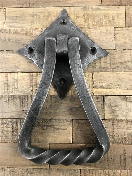 Grote foto deurklopper smeedijzer voor op de rustieke houten deur fraai stoer ontwerp. doe het zelf en verbouw materialen en producten