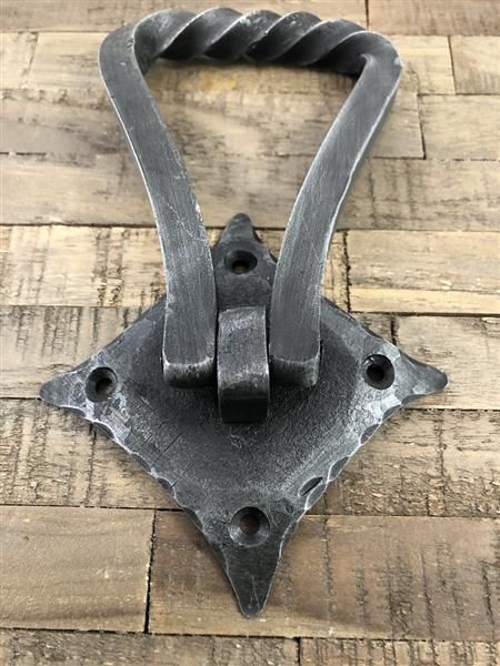 Grote foto deurklopper smeedijzer voor op de rustieke houten deur fraai stoer ontwerp. doe het zelf en verbouw materialen en producten