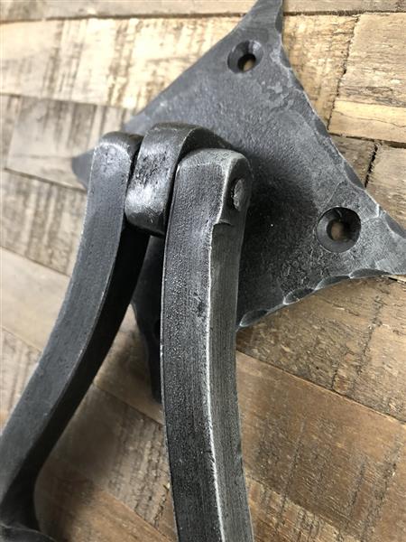 Grote foto deurklopper smeedijzer voor op de rustieke houten deur fraai stoer ontwerp. doe het zelf en verbouw materialen en producten