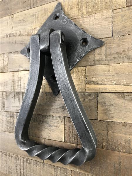Grote foto deurklopper smeedijzer voor op de rustieke houten deur fraai stoer ontwerp. doe het zelf en verbouw materialen en producten