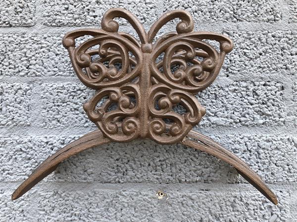 Grote foto water tuin slanghouder gietijzer vlinder bruin. tuin en terras tuindecoratie