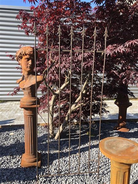 Grote foto prachtig sierhekwerk met franse lelie metaal met 2 x tuinsteek echt mooi tuin en terras hekken en schuttingen
