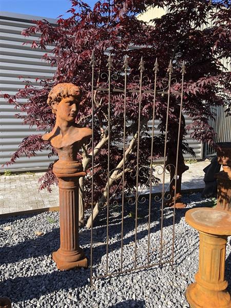 Grote foto prachtig sierhekwerk met franse lelie metaal met 2 x tuinsteek echt mooi tuin en terras hekken en schuttingen