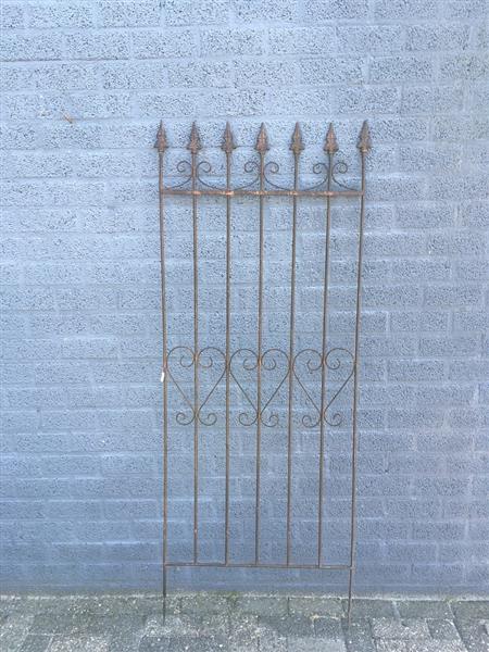 Grote foto prachtig sierhekwerk met franse lelie metaal met 2 x tuinsteek echt mooi tuin en terras hekken en schuttingen