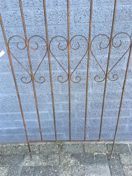 Grote foto prachtig sierhekwerk met franse lelie metaal met 2 x tuinsteek echt mooi tuin en terras hekken en schuttingen