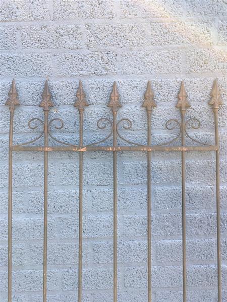 Grote foto prachtig sierhekwerk met franse lelie metaal met 2 x tuinsteek echt mooi tuin en terras hekken en schuttingen