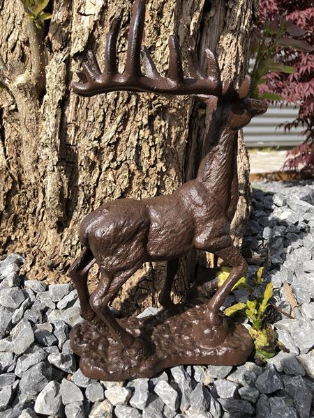 Grote foto prachtig mooi gietijzeren hert op stand. tuin en terras tuindecoratie