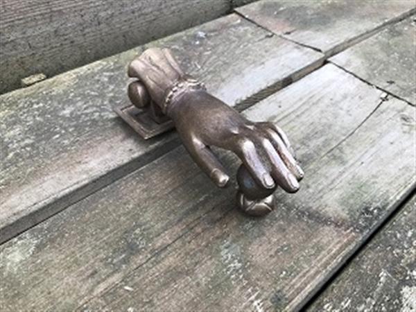 Grote foto grote deurklopper in de vorm van een hand van zwaar messing uniek stuk doe het zelf en verbouw materialen en producten