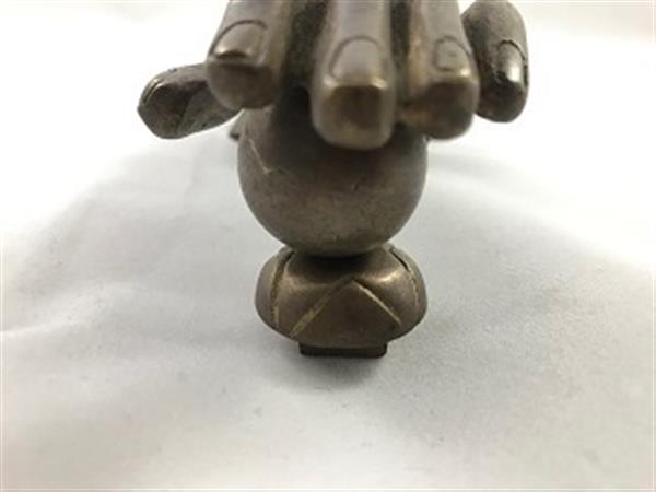 Grote foto grote deurklopper in de vorm van een hand van zwaar messing uniek stuk doe het zelf en verbouw materialen en producten