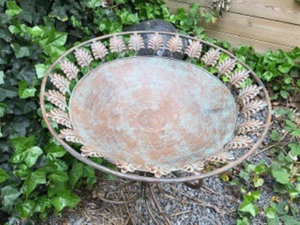 Grote foto een geweldig decoratiestuk voor in uw tuin vogelbad gemaakt van metaal tuin en terras tuindecoratie