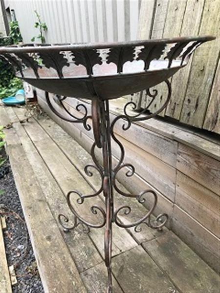 Grote foto een geweldig decoratiestuk voor in uw tuin vogelbad gemaakt van metaal tuin en terras tuindecoratie