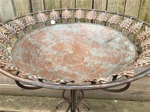 Grote foto een geweldig decoratiestuk voor in uw tuin vogelbad gemaakt van metaal tuin en terras tuindecoratie